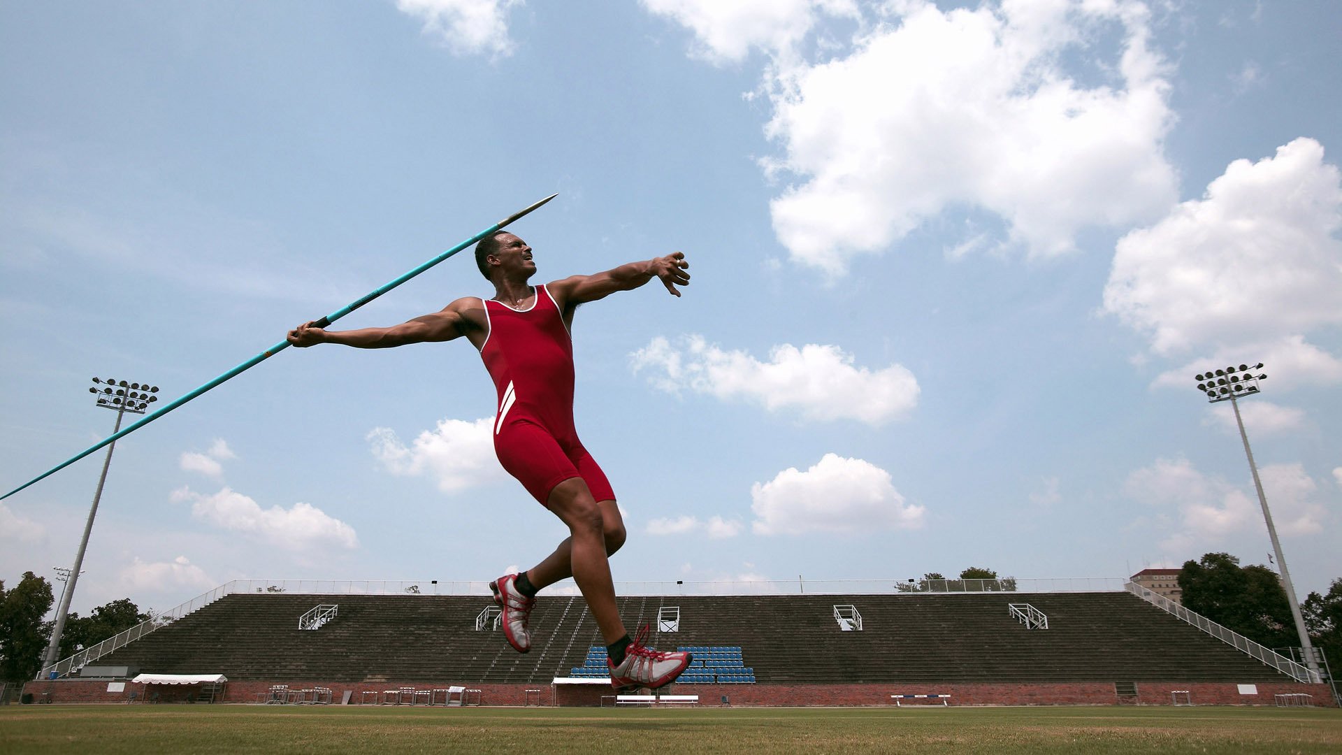 从篮球到足球，西班牙轻取瑞典背后的竞技哲学与NBA季后赛的焦点启示